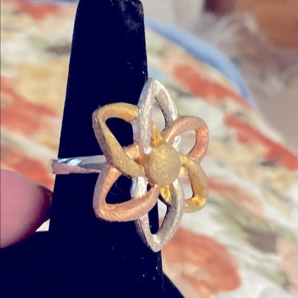 Rose, gold, silver floral motif ring. Size 7. Rhodium over .925 silver. - Picture 5 of 10
